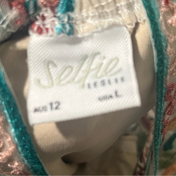 Selfie Leslie Floral Embroidered V-Neck Romper ~ Size Large - Picture 7 of 7